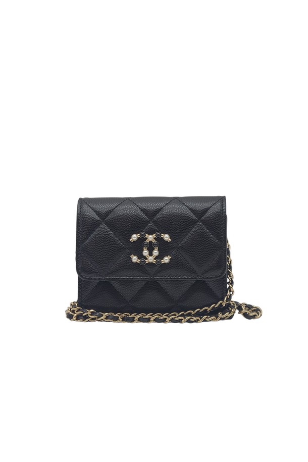 샤넬 CC 다이아몬드 월릿 온 체인 카드 지갑 크로스백 CHA123067은 퀄팅 패턴의 블루 컬러 가죽 소재로 제작되었으며, 다이아몬드 장식과 로고 디테일이 돋보입니다. 미니 사이즈의 사각 형태 지갑 겸용 크로스백으로, 체인 스트랩과 탈부착 가능한 숄더 스트랩을 갖추고 있어 숄더백 또는 크로스백으로 연출 가능하며, 자석형 잠금방식으로 편리하게 사용할 수 있습니다. 카드지갑 타입의 지갑 기능과 여성스러운 디자인이 조화로운 제품으로, 박스, 더스트백, 북클릿, 보증서가 함께 제공됩니다.
