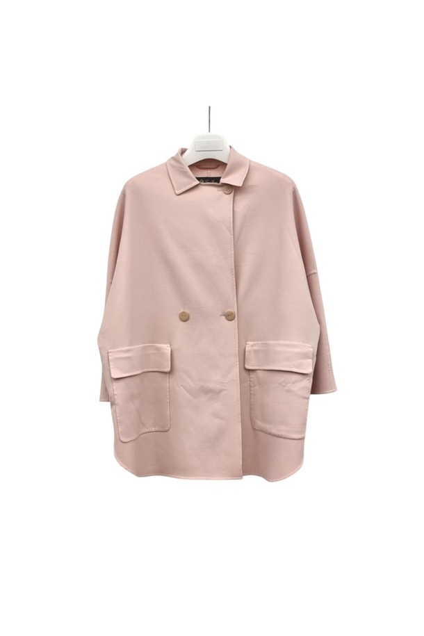 [S] 로로피아나 FAL5753 울 자켓은 여성용 아우터로, 라이트 핑크 컬러의 미니멀하고 클래식한 무드를 선사합니다. 울 소재의 두꺼운 크롭 자켓으로, 더블 버튼 여밈과 오버핏 디자인, 긴 소매, 포켓 디테일이 특징입니다. 가을, 겨울 시즌에 활용하기 좋은 아이템으로, 세련된 스타일을 연출할 수 있습니다.
