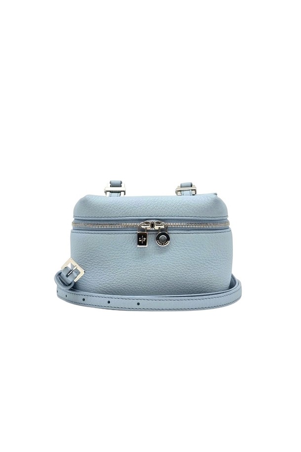 여성용 로로피아나 엑스트라 포켓 L11.5 크로스백 ETB021072는 블루 색상의 가죽 소재로 제작되었으며, 사각 형태의 미디엄 사이즈 크로스백입니다. 지퍼형 잠금 방식으로, 숄더/크로스 스트랩 길이 71cm, 폭 9cm이며 더스트백이 포함되어 있습니다. 무지 패턴의 가방입니다.
