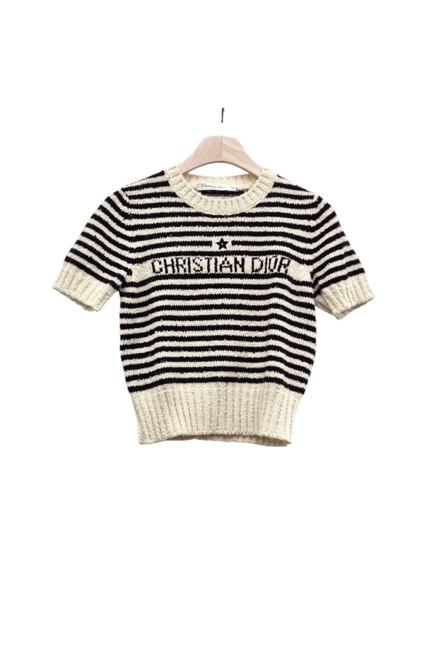 디올 마리니에르 스트라이프 반팔 니트 DIB032314는 여성용 상의로, 봄/여름 시즌에 어울리는 캐주얼 스타일의 크롭 기장 니트입니다. 화이트와 블랙 컬러 조합의 스트라이프 패턴이 돋보이며, 라운드넥 디자인과 반소매, 레귤러핏으로 편안한 착용감을 선사합니다. 울 소재를 사용하여 고급스러운 질감을 더한 제품입니다.
