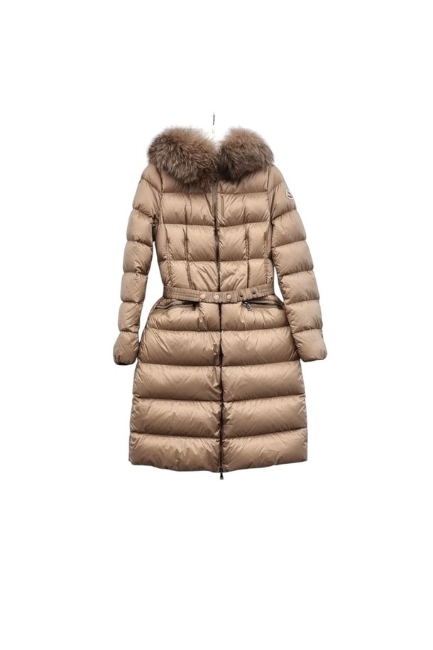 몽클레어 보에딕 패딩 자켓 MOB032318은 여성용 롱 기장의 베이지색 패딩 자켓입니다. 클래식한 스타일의 이 자켓은 두꺼운 폴리에스터 소재로 제작되었으며, 긴 소매와 집업 여밈, 벨티드 코트 타입 디자인이 특징입니다. 보온 기능을 갖춘 안감과 퍼 트리밍 디테일로 겨울철에도 따뜻하고 스타일리시하게 착용할 수 있습니다.
