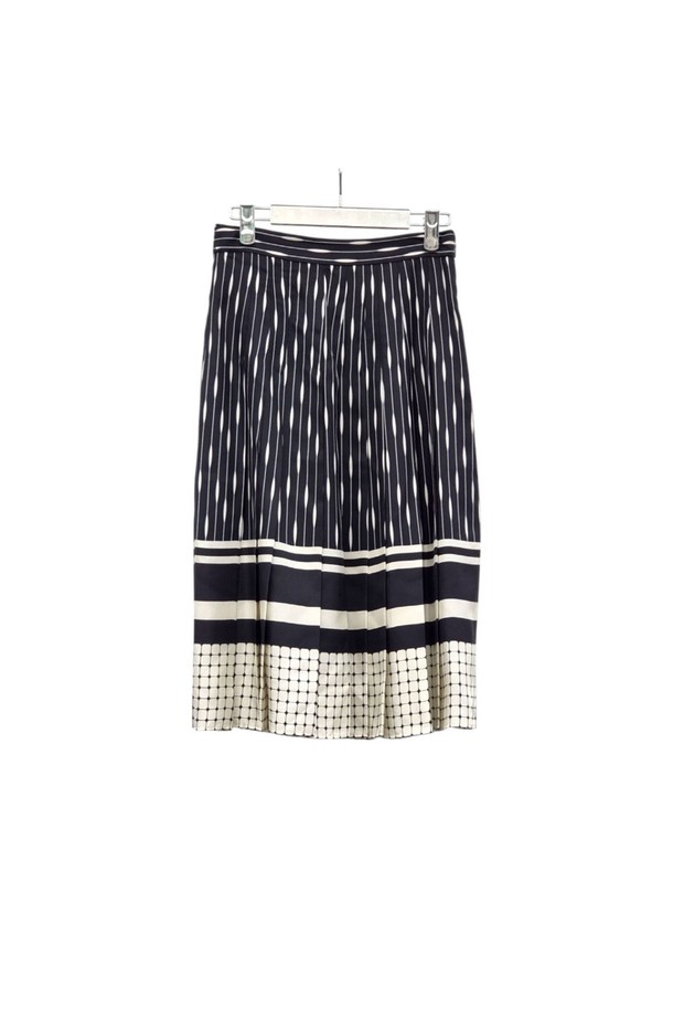 로로피아나 사나 갤러리아 실크 스커트는 여성용으로, 부드러운 촉감의 실크 소재와 A라인 플리츠 디자인이 돋보입니다. 블랙과 화이트 컬러의 도트 패턴이 믹스매치되어 엘레강스한 무드를 연출하며, 봄, 여름 시즌 일상복으로 활용하기 좋습니다. 얇은 두께감의 레귤러핏 스커트입니다.
