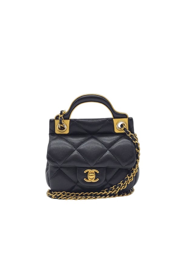 세련된 블랙 컬러의 샤넬 공방 [미니] 탑핸들 체인백 CHB032424입니다. 부드러운 가죽 소재에 퀄팅 패턴으로 섬세함을 더했으며, 미니멀하면서도 시크한 스타일을 연출합니다. 여성스러운 데이트룩, 모임룩, 파티룩에 포인트 아이템으로 활용하기 좋습니다. 탑핸들 디자인과 사각 쉐입, 체인 장식이 고급스러움을 더하며 자석형 잠금 방식으로 간편하게 사용 가능합니다. 가방, 박스, 보증서, 북클릿을 포함한 새 상품으로 만나보세요.
