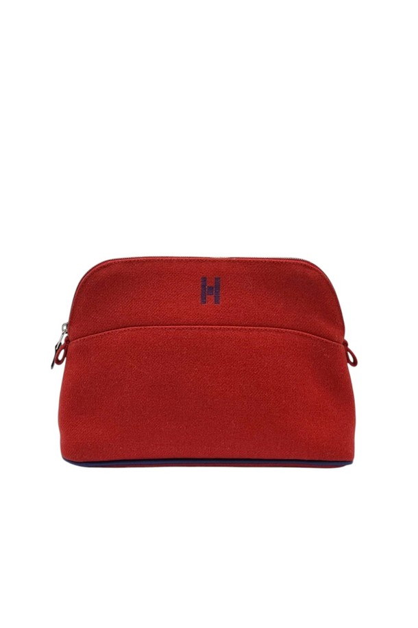 에르메스 브랜드의 코클리코 볼리드 라인 파우치입니다. 레드 컬러의 캔버스 소재로 제작되었으며, 미디엄 사이즈의 사각 클러치형 디자인이 특징입니다. 지퍼형 잠금 방식으로, 무지 패턴이 돋보이는 여성용 파우치입니다.
