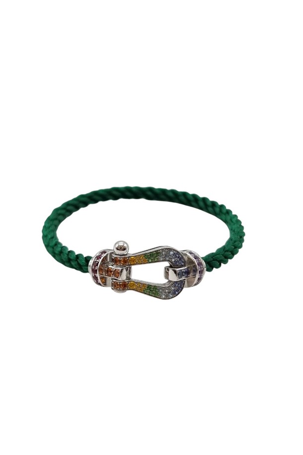 여성을 위한 라지 사이즈의 프레드 포스텐 팔찌로, 그린 컬러 스톤과 다이아몬드가 장식되어 있습니다. 체인 길이는 8cm이며, 액세서리 용도로 새상품 박스와 감정서가 함께 제공됩니다. 주요 소재는 다이아몬드가 사용되었습니다.
