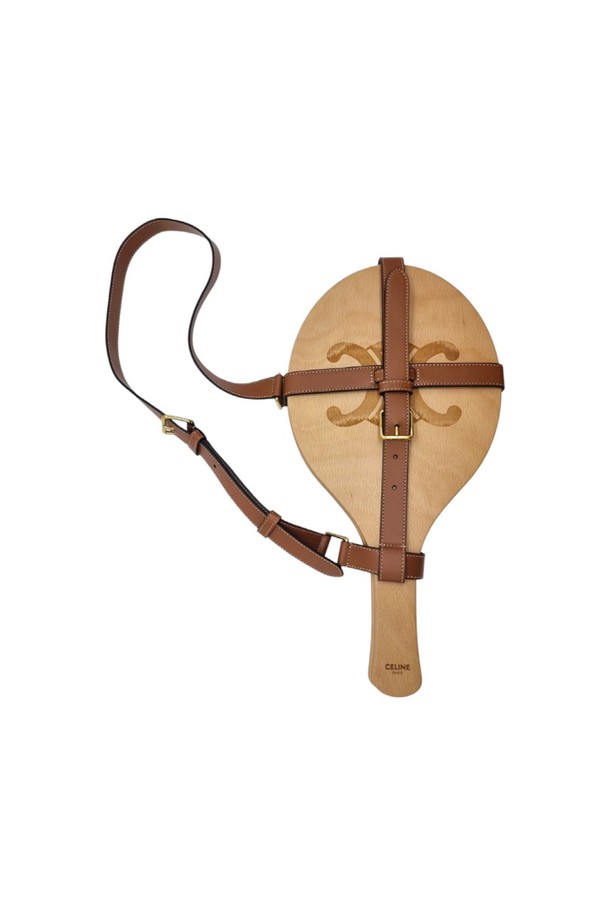 미사용 셀린느 우드 비치 라켓 CEB040233입니다. 브라운 컬러의 우드 소재로 제작되었으며, 레저 및 스포츠 활동에 적합합니다. 가죽 스트랩 디테일이 돋보이며, 여름철 해변에서 즐거운 시간을 보낼 수 있는 필수 아이템입니다.
