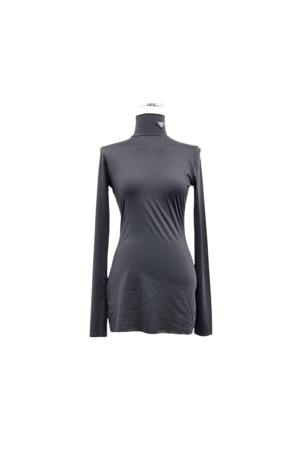 [42] 프라다 삼각 로고 저지 터틀넥 탑 니트 PRB040813은 여성용 상의 니트/스웨터입니다. 가을, 겨울 시즌에 어울리는 레귤러핏의 긴소매 터틀넥으로, 얇은 두께감과 부드러운 촉감이 특징입니다. 미니멀하고 베이직한 스타일로, 데일리룩에 활용하기 좋습니다. 프라다 삼각 로고 디테일이 돋보입니다. 그레이 컬러의 저지 소재로 제작되었습니다.
