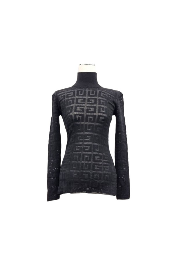 지방시 4G 자카드 터틀넥 탑 니트는 여성용 상의로, 가을과 겨울에 착용하기 좋은 두꺼운 두께감의 긴소매 니트입니다. 블랙 컬러의 슬림핏 디자인에 모던한 스타일을 더했으며, 코튼 소재로 제작되어 편안한 착용감을 선사합니다. 특히, 4G 로고 자카드 패턴이 돋보이는 터틀넥 디자인으로 세련된 포인트를 더했습니다.
