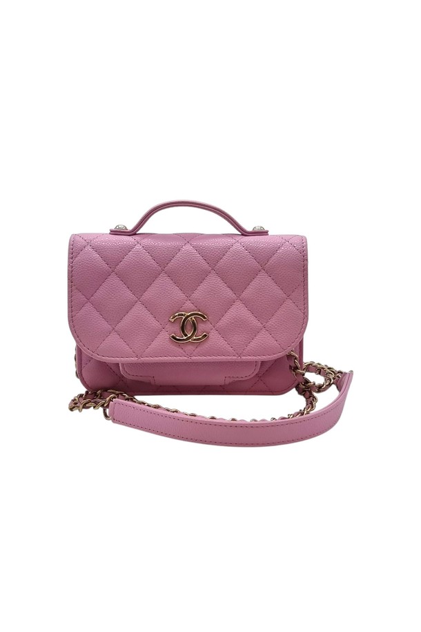 샤넬에서 선보이는 [미니] 샤넬 어피니티 미니 WOC 크로스백 CHB041419는 핑크 컬러의 퀄팅 패턴 레더 소재로 제작되었으며, 체인 장식이 돋보입니다. 미니 사이즈의 사각 형태 크로스백으로, 숄더 스트랩 탈부착이 가능하며 자석형 잠금방식을 채택했습니다. 정품 구성품(박스, 더스트백, 북클릿, 인보이스)이 포함되어 있으며, 데일리 또는 일상 용도로 활용하기 좋습니다.
