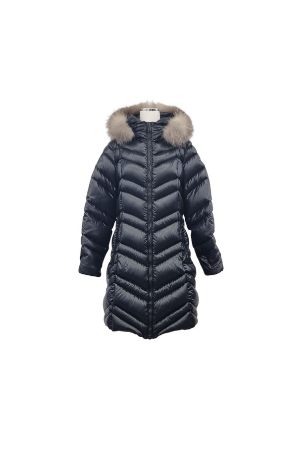 몽클레어 FULMAR 퍼 다운 패딩 자켓 MOB041440은 겨울철 여성의 럭셔리한 스타일을 완성하는 롱 기장의 블루 컬러 패딩입니다. 폴리에스터 소재에 두꺼운 두께감과 지퍼 여밈 방식, 레귤러 핏으로 제작되었으며, 보온 기능을 갖춘 안감과 퍼 트리밍 디테일이 특징입니다. 긴소매 디자인으로 편안함과 우아함을 동시에 선사하는 데일리 아우터입니다.
