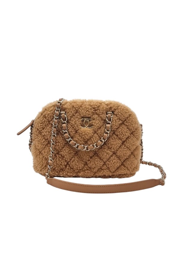 샤넬 시어링 퀼팅 체인 토트백 CHB051919는 부드러운 가죽과 시어링 소재의 조화가 돋보이는 여성용 토트백입니다. 브라운 컬러에 퀼팅 패턴과 체인 디테일이 고급스러운 디자인을 완성하며, 미디엄 사이즈로 실용성을 더했습니다. 내부 구성품으로는 가방과 박스가 포함된 새 상품으로, 핸들 부분에 미세한 마모가 있습니다.
