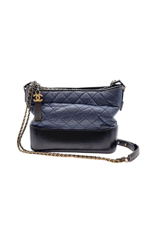 세련된 네이비 컬러의 샤넬 가브리엘 호보백 미듐 사이즈입니다. 부드러운 레더 소재에 퀄팅 패턴이 돋보이며, 체인 디테일이 샤넬만의 우아함을 더합니다. 숄더백 형태로, 지퍼형 잠금 방식과 A급 상태를 유지하고 있으며, 가방과 개런티 카드로 구성되어 있습니다.
