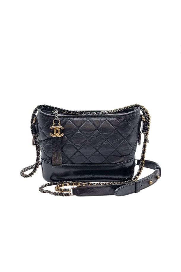 샤넬 가브리엘 호보백 스몰 블랙 CHB061207은 부드러운 레더 소재에 퀄팅 패턴과 체인 디자인 장식이 돋보이는 여성용 호보백입니다. 반원 형태의 가방 모양과 숄더 스트랩으로 편안하게 착용 가능하며, 지퍼형 잠금 방식으로 소지품을 안전하게 보관할 수 있습니다. 가브리엘 모델 특유의 세련된 디자인과 블랙 컬러의 시크함이 어우러져, 다양한 스타일을 연출할 수 있는 매력적인 아이템입니다.
