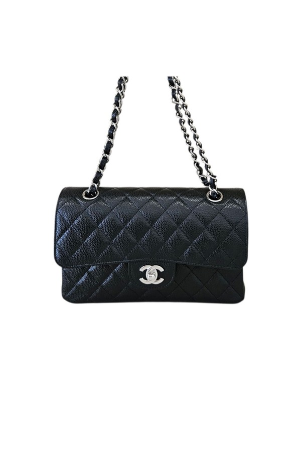 [스몰] 샤넬 캐비어 클래식 플랩 크로스백 CHB071604는 여성용 크로스백으로, 샤넬(CHANEL) 브랜드의 클래식한 매력을 담았습니다. 캐비어 가죽 소재와 블루 컬러가 고급스러움을 더하며, 퀄팅 패턴과 체인 디테일이 돋보입니다. 스몰 사이즈의 사각 쉐입으로, 플랩 잠금 방식의 디자인이 특징입니다. 데이트룩, 모임룩, 파티룩 등 다양한 TPO에 활용 가능한 시크하고 미니멀한 스타일의 가방입니다.
