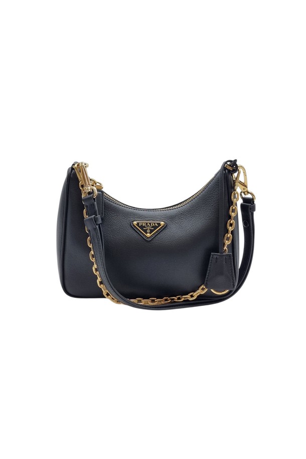 프라다(Prada) 1BC204 소프트 그레인 레더 호보백 숄더백은 부드러운 소가죽 소재의 여성 호보백입니다. 미디엄 사이즈의 블루 컬러 가방으로, 무지 패턴과 체인 디자인 장식이 특징입니다. 숄더 스트랩과 지퍼형 잠금 방식으로 실용성을 더했으며, 클래식하고 미니멀한 스타일로 데이트룩, 쇼핑룩 등 다양한 일상 스타일에 매치하기 좋습니다. 세련된 디자인으로 시크한 매력을 연출할 수 있습니다.
