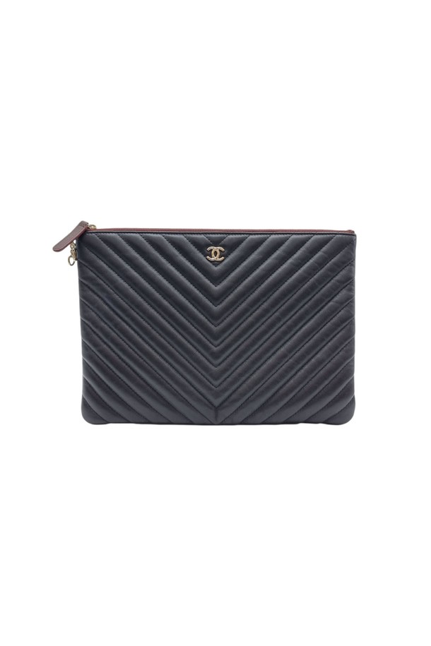 세련된 스타일을 완성해 줄 샤넬(Chanel) 쉐브론 클러치 블랙 CHB072105입니다. 부드러운 가죽 소재에 쉐브론 퀼팅 디자인이 돋보이며, 미디엄 사이즈로 데이트룩, 모임룩, 파티룩 등 다양한 TPO에 활용하기 좋습니다. 블랙 컬러와 사각 모양의 디자인이 클래식, 시크, 미니멀 스타일을 연출하며, 내부 수납 공간은 소지품을 안전하게 보관할 수 있도록 돕습니다. 해당 제품은 중고 상품으로 사용감이 있으며, 박스 포함 구성입니다.
