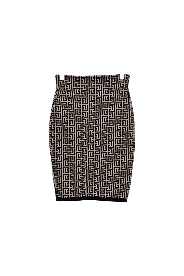 발망(Balmain) 자카드 로고 스커트 ETB072218은 모던한 스타일을 추구하는 여성들을 위한 미니스커트입니다. 비스코스 소재로 제작되어 사계절 내내 활용 가능하며, 슬림핏 H라인으로 시크한 실루엣을 연출합니다. 발망 로고 자카드 패턴이 은은하게 들어가 고급스러움을 더하며, 데이트룩, 모임룩, 카페룩 등 다양한 TPO에 매치하기 좋습니다. 클래식, 미니멀, 시크한 스타일을 즐기는 분들께 추천합니다.
