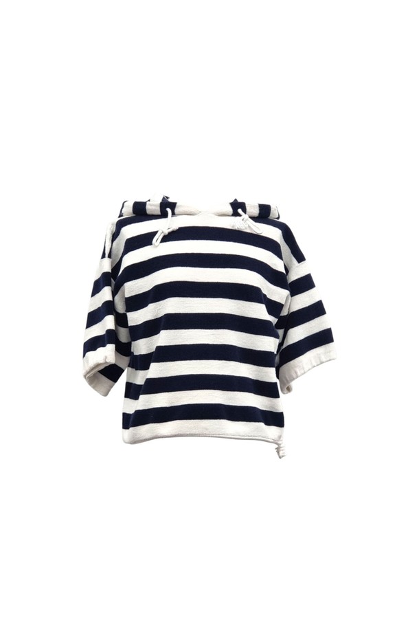 디올(Dior) 테크니컬 테리 코튼 후드 스웨터 DIB072403은 부드러운 코튼 소재로 제작되어 편안한 착용감을 선사합니다. 화이트 컬러 바탕에 단가라(스트라이프) 패턴이 돋보이는 캐주얼 스타일의 후드 스웨터입니다. 봄, 가을 시즌에 적합하며, 레귤러 핏과 긴 소매 기장으로 제작되었습니다. "동네 마실룩", "가을 나들이룩" 등 다양한 TPO에 맞춰 미니멀하고 클래식한 스타일을 연출할 수 있습니다. 디올(Dior) 특유의 테크니컬 디테일이 돋보이는 디자인입니다.
