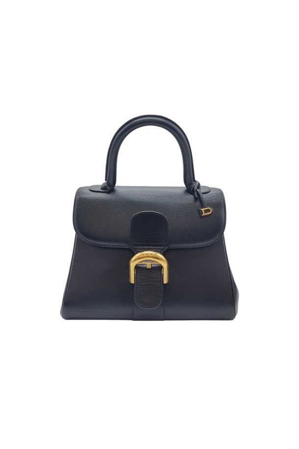 [MM] 델보 브리앙 토트백 ETB072915는 여성용 미디엄 사이즈 토트백입니다. 블루 컬러의 가죽 소재로 제작되었으며, 사각 디자인과 버클 잠금 방식이 특징입니다. 클래식, 미니멀, 시크 스타일을 연출하기 좋으며 데이트룩, 쇼핑룩, 모임룩에 활용하기 좋습니다. 내부 얼룩 및 사용감이 있는 B급 상태이며, 더스트백이 포함되어 있습니다.
