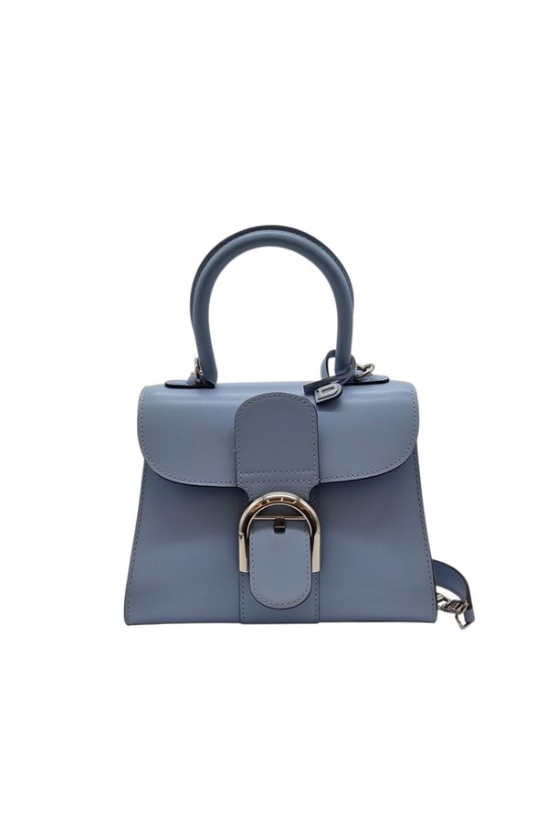 미니 사이즈의 델보 브리앙 박스 토트백 ETB073010입니다. 여성용으로, 블루 컬러의 가죽 소재에 사각 모양으로 디자인되었습니다. 버클 잠금 방식이며, 숄더 스트랩이 포함되어 있어 다양한 스타일 연출이 가능합니다. 클래식, 미니멀, 시크한 스타일을 선호하는 분들께 데이트룩, 쇼핑룩에 매치하기 좋은 아이템입니다. 가방, 박스, 스트랩, 인증서, 거울이 구성품으로 포함되어 있습니다.
