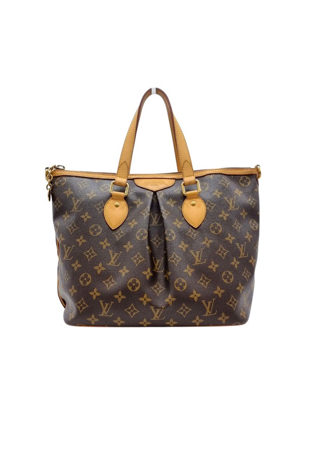 루이비통(Louis Vuitton) 팔레르모 토트백 숄더백 M40145는 세련된 디자인과 실용성을 겸비한 여성용 가방입니다. 브라운 컬러의 레더 소재에 루이비통 로고 패턴이 돋보이며, 미디엄 사이즈로 데이트룩, 쇼핑룩, 오피스룩 등 다양한 TPO에 잘 어울립니다. 숄더 스트랩이 있어 숄더백으로도 활용 가능하며, 사각형 디자인으로 클래식, 미니멀, 시크한 스타일을 연출하기 좋습니다. 팔레르모 모델은 당신의 스타일에 고급스러움을 더해줄 것입니다.
