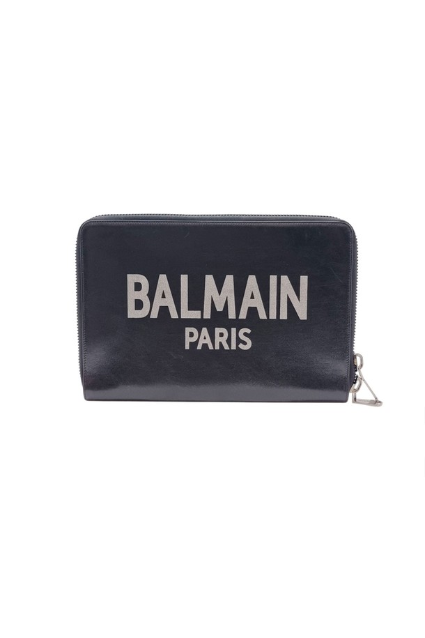 발망(Balmain) 파리스 로고 클러치 ETB080410는 시크하고 미니멀한 스타일을 추구하는 남성을 위한 블랙 컬러의 클러치입니다. 사각 형태에 지퍼형 잠금 방식으로 제작되었으며, 발망 로고 패턴이 특징입니다. 데이트룩, 모임룩, 파티룩 등 다양한 TPO에 활용 가능하며, 소가죽 등의 소재는 확인되지 않았습니다. 세련된 디자인으로 당신의 스타일을 완성해보세요.
