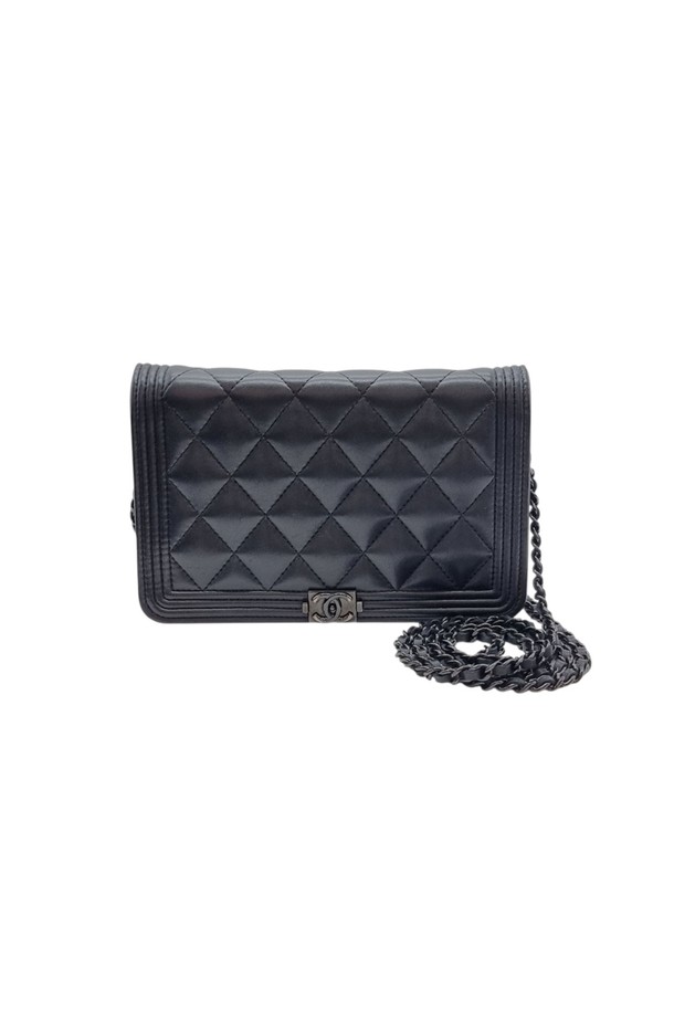 샤넬 보이샤넬 WOC 크로스백 흑장 블랙 CHB081013은 여성용 가방으로, 클래식하고 시크한 스타일을 연출합니다. 블랙 컬러의 가죽 소재, 사각 쉐입, 퀄팅 패턴이 특징이며, 체인 스트랩과 자석형 잠금 방식으로 디자인되었습니다. 데이트룩, 모임룩, 소개팅룩에 잘 어울리며, 스몰 사이즈로 휴대성을 높였습니다. 보이샤넬 라인의 WOC (Wallet On Chain) 모델로, 세련된 포인트를 더해줍니다.
