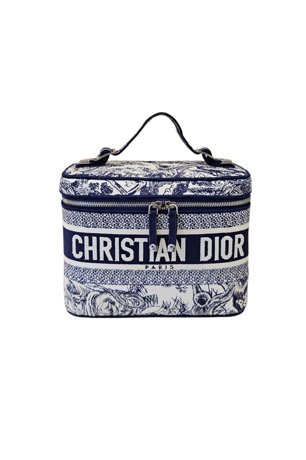 [미듐] 디올 트왈 드 주이 트래블 베니티 토트백 DIB082509는 여성용 토트백입니다. 네이비와 화이트 컬러의 캔버스 소재로 제작되었으며, 디올의 시그니처 트왈 드 주이 패턴과 브랜드 로고가 돋보입니다. 미디엄 사이즈의 사각 디자인에 지퍼형 잠금 방식으로 내용물을 안전하게 보관할 수 있으며, 손잡이가 있어 출근룩이나 모임룩에 편리하게 활용할 수 있습니다. 클래식, 미니멀, 캐주얼 스타일 모두 소화 가능한 매력적인 아이템입니다.

