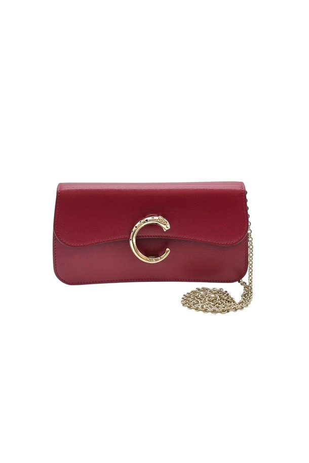 [스몰] 까르띠에 펜더 C 드 까르띠에 체인 백 CAB083115는 고급스러운 무드를 선사하는 여성용 체인 백입니다. 
선명한 레드 컬러의 가죽 소재와 사각 형태, 무지 패턴이 특징이며, 숄더백 또는 크로스백으로 연출할 수 있습니다. 
마그네틱형 잠금 방식으로 편리하며, 까르띠에 브랜드 특유의 세련된 디자인이 돋보입니다. 
데이트룩, 모임룩, 파티룩 등 다양한 TPO에 매치하여 클래식, 미니멀, 시크한 스타일을 완성할 수 있습니다. 
[스몰] 사이즈로, 소지품을 간결하게 수납하고 스타일리시함을 더할 수 있는 아이템입니다.
