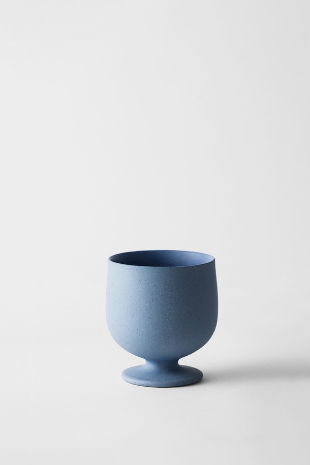 "고블렛" 150ml (3colors)는 블루, 베이지, 그린 3가지 색상으로 제공되는 세라믹 소재의 고블렛입니다. 150ml 용량으로 티타임, 카페 음료, 와인, 아이스크림, 요거트, 디저트 등을 담기에 적합합니다. 전자레인지 및 식기세척기 사용이 가능하며, 방수 처리와 립스틱 자국 방지 기능으로 실용성을 높였습니다. 외부 무광택 마감과 내부 유약 처리, 부드러운 곡선과 견고한 그립감, 자연스러운 표면 질감이 특징입니다. 납, 비소, 카드뮴 무첨가로 안심하고 사용할 수 있으며, 직화 사용은 불가합니다.
