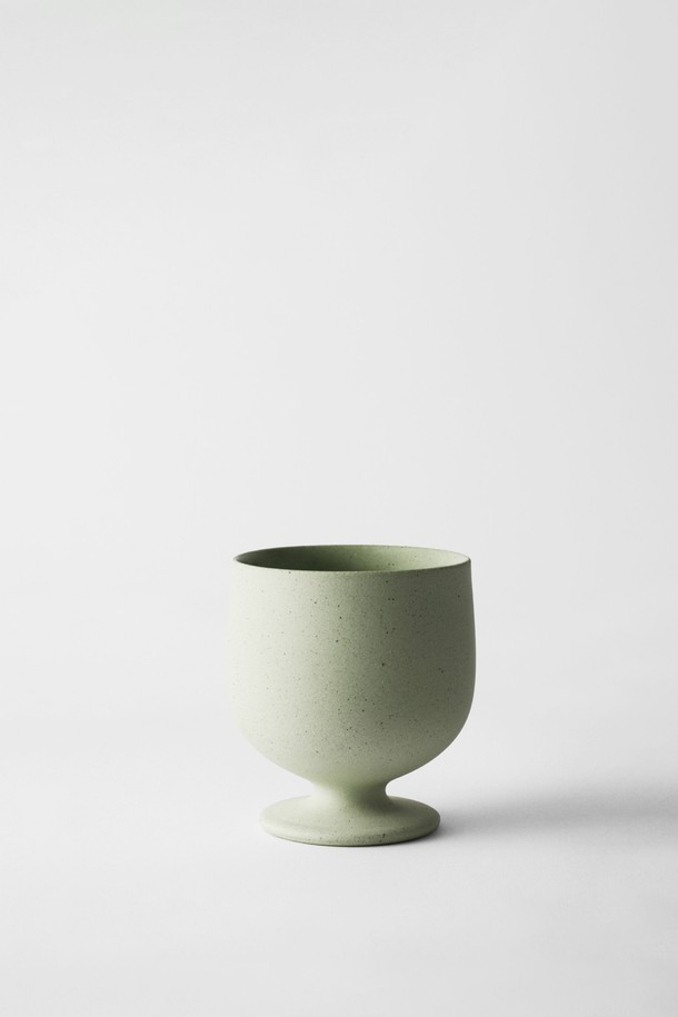 세라믹 소재의 고블렛 150ml (3colors)는 음료와 디저트를 담기 좋은 다용도 컵입니다. 블루, 베이지, 그린 3가지 색상으로 출시되어 취향에 맞게 선택할 수 있습니다. 전자레인지, 식기세척기 사용이 가능하며, 외부 무광, 내부 유광 마감으로 고급스러운 디자인을 자랑합니다. 립스틱 자국 방지 기능과 편안한 그립감으로 실용성을 높였으며, 자연스러운 클레이 질감이 테이블 세팅에 은은한 멋을 더합니다. 안전한 소재로 제작되어 안심하고 사용할 수 있는 고블렛입니다.
