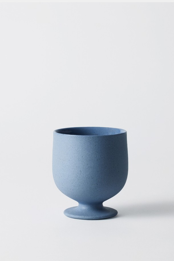 세라믹 소재의 고블렛 250ml (3colors)입니다. BLUE, BEIGE, GREEN 3가지 색상으로 출시되어 취향에 맞게 선택할 수 있습니다. 안정적인 실루엣과 자연스러운 곡선, 무광 표면 디자인이 특징이며, 내부 투명 유약 처리와 외부 발수 처리로 실용성을 높였습니다. 전자레인지 및 식기세척기 사용이 가능하며, 부드럽고 단단한 점토 질감과 매끄러운 연마 마감, 자연스러운 표면 질감을 느껴보세요. 직화 사용은 불가합니다.
