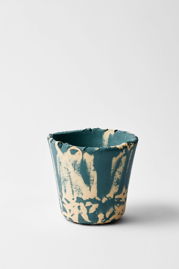 플랜트 팟 12. Namsan (남산) 도자기 화분은 도시의 색감을 담아낸, 개성 넘치는 디자인의 화분입니다. 고화도 도자기로 제작되어 단단하고, 통기성이 뛰어나 식물의 건강한 뿌리 환경을 조성합니다. 자연스러운 틈새 테두리와 다채로운 표면 무늬는 각기 다른 매력을 선사하며, 흙의 습도에 따라 변화하는 무늬는 특별함을 더합니다. 재활용 가능한 지속 가능한 제품으로, 실내 식물 재배는 물론 공간 오브제로서도 활용 가치가 높습니다. 세상에 하나뿐인 플랜트 팟으로 당신의 공간에 특별함을 더해보세요.
