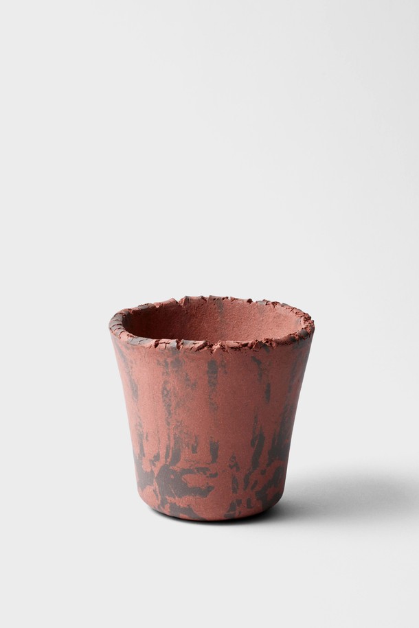 플랜트 팟 12. 브릭은 도시의 색감을 담은 시그니처 디자인의 도자기 화분입니다. 고화도 도자기로 제작되어 튼튼하며, 유약을 사용하지 않아 자연스러운 질감을 느낄 수 있습니다. 미니멀하고 모던한 스타일로, 무지 디자인과 브릭 색상이 어우러져 어떤 식물이든 돋보이게 합니다. 통기성이 뛰어나 식물 재배에 적합하며, 재활용 가능한 친환경적인 제품입니다. 흙의 습도에 따라 다채로운 표면 특성을 보여주며, 토분보다 단단하여 오랫동안 사용할 수 있습니다.
