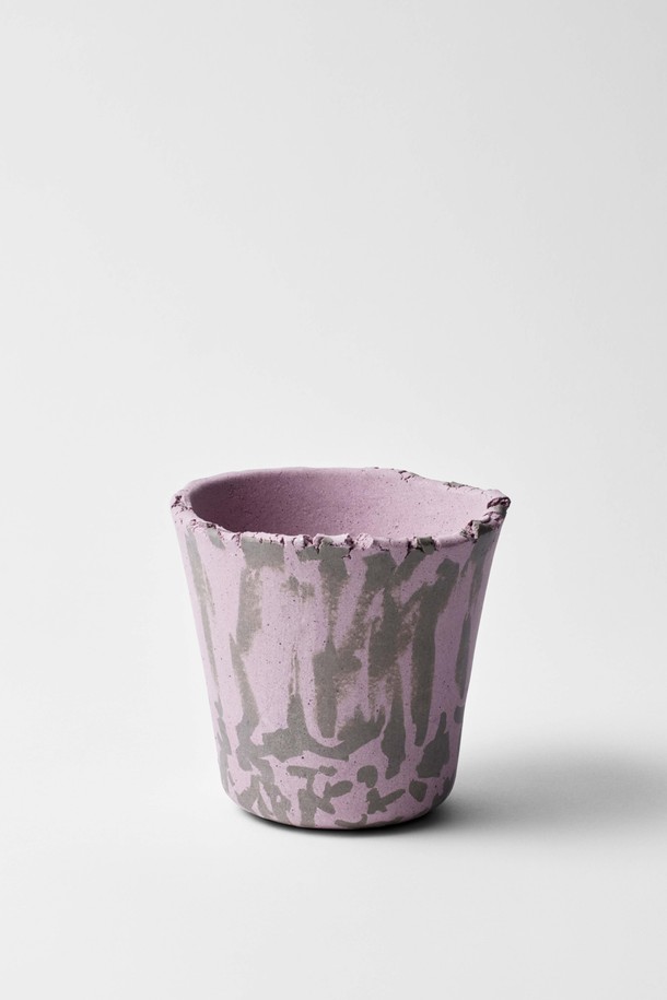 플랜트 팟 12. Fog (포그)는 도시의 색감을 담아낸 도자기 화분입니다. 다양한 무늬와 디테일, 자연스러운 틈어진 테두리가 돋보이며, Size 12와 Size 14 두 가지 사이즈로 제공됩니다. 재활용 소재를 사용하여 지속 가능성을 높였으며, 토분보다 단단하고 통기성이 뛰어나 식물의 건강한 뿌리 환경을 조성합니다. 실내 식물 재배와 공간 오브제 활용에 적합하며, 매력적인 디자인으로 실내 분위기를 한층 더 풍성하게 만들어줍니다.
