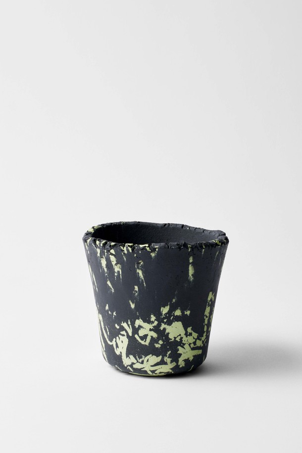 플랜트 팟 12 아스팔트 도자기 화분은 도시의 색감을 담아낸 디자인이 특징입니다. 고화도 도자기 소재로 제작되어 토분보다 단단하며, 자연스러운 무늬와 디테일로 각기 다른 매력을 선사합니다. 흙의 습도에 따라 다채로운 표면 특성을 보여주며, 통기성과 습도 조절 기능으로 건강한 식물 뿌리 환경을 조성합니다. 플랜트 팟은 실내 식물 재배는 물론, 공간을 돋보이게 하는 오브제로도 활용 가능합니다. 자연스러운 테두리 디자인은 식물의 아름다움을 더욱 돋보이게 합니다.
