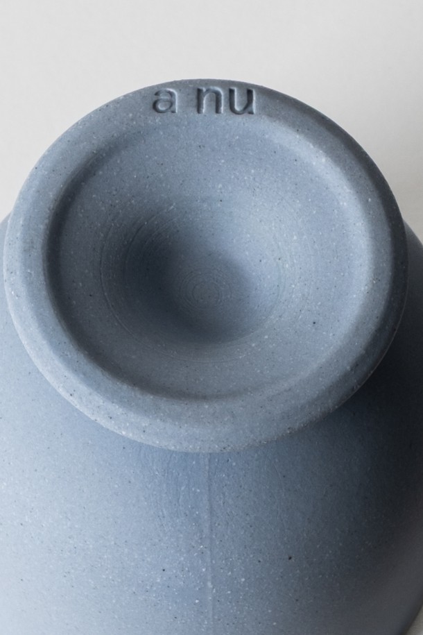 "고블렛" 150ml (3colors)는 블루, 베이지, 그린 3가지 색상으로 제공되는 세라믹 소재의 고블렛입니다. 150ml 용량으로 티타임, 카페 음료, 와인, 아이스크림, 요거트, 디저트 등을 담기에 적합합니다. 전자레인지 및 식기세척기 사용이 가능하며, 방수 처리와 립스틱 자국 방지 기능으로 실용성을 높였습니다. 외부 무광택 마감과 내부 유약 처리, 부드러운 곡선과 견고한 그립감, 자연스러운 표면 질감이 특징입니다. 납, 비소, 카드뮴 무첨가로 안심하고 사용할 수 있으며, 직화 사용은 불가합니다.
