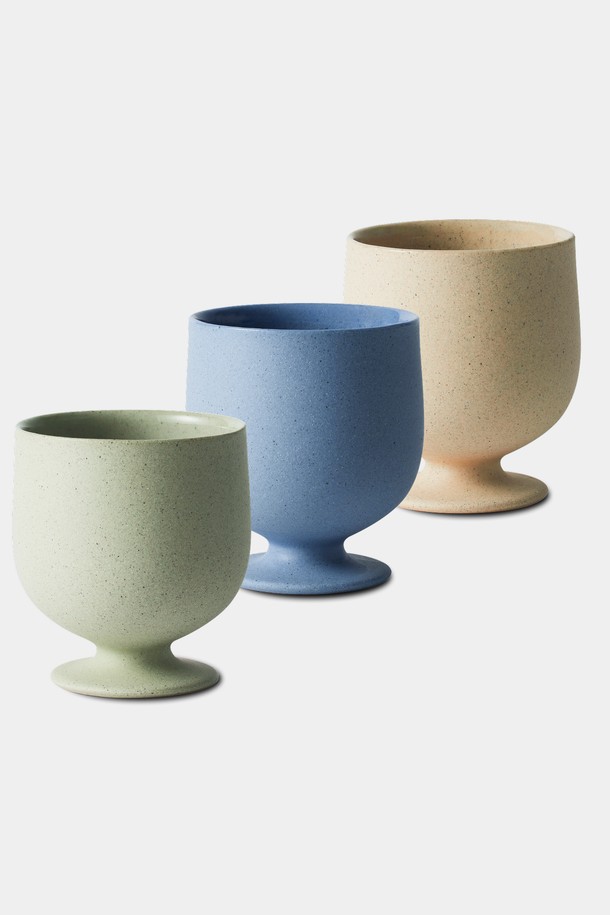 세라믹 소재의 고블렛 250ml 듀오 세트는 블루, 베이지, 그린 세 가지 색상으로 만나보실 수 있습니다. 매트한 표면과 유광 내부, 곡선 디자인이 돋보이는 우아한 스타일의 고블렛 세트입니다. 음료용 및 선물용으로 적합하며, 방수 처리되어 실용성을 더했습니다. 립스틱 자국과 얼룩 방지 기능으로 위생적인 사용이 가능하며, 선물 포장과 메시지 카드가 함께 제공되어 특별한 날을 위한 완벽한 선택입니다.
