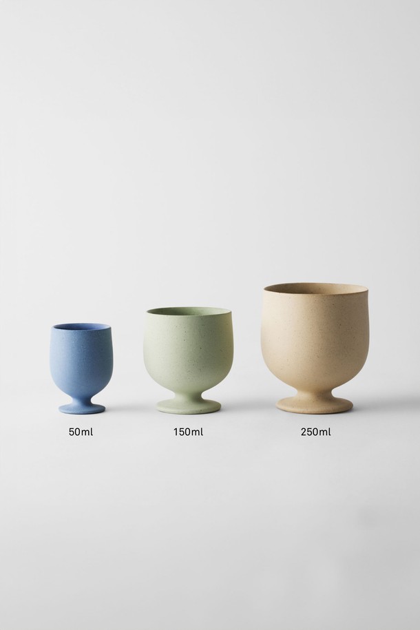 고블렛 150ml. 그린은 미니멀한 곡선형 디자인의 도자기 고블렛입니다. 150ml 용량으로 음료, 에스프레소, 주류 등 다양한 용도로 활용 가능합니다. 외부 발수 처리와 내부 유약 처리로 사용 편의성을 높였으며, 재활용 소재 10%를 함유하여 친환경적입니다. 전자레인지 및 식기세척기 사용이 가능하며, 외부에서는 자연스러운 점토 질감을, 내부에서는 매끄러운 유약 질감을 느낄 수 있습니다. 유해물질 안전 검사를 완료했으며, 직화 사용은 불가합니다.
