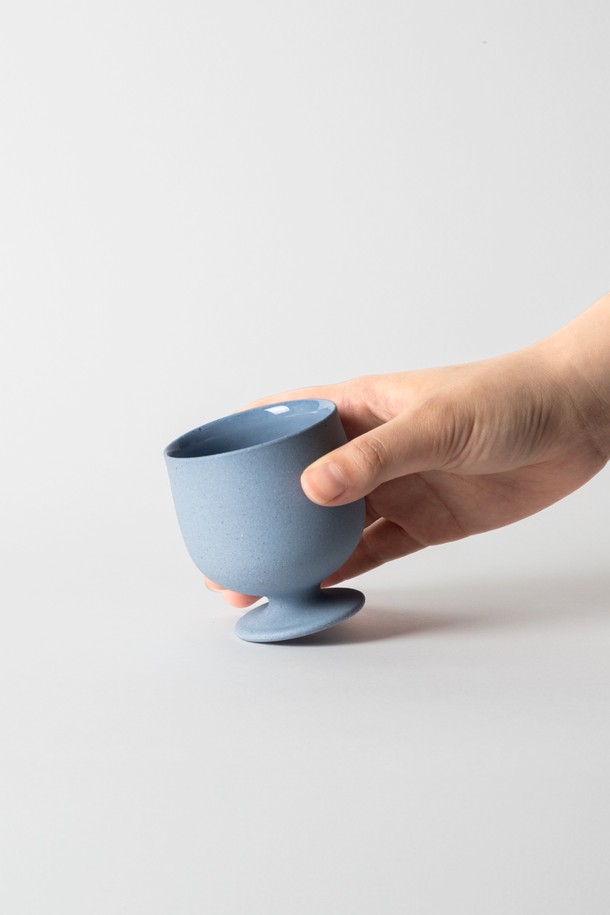 고블렛 150ml. Blue는 부드러운 곡선과 매트한 외관, 자연스러운 흙 질감을 살린 세라믹 재질의 고블렛입니다. 내부 유광 처리로 고급스러움을 더했으며, 블루, 베이지, 그린 3가지 색상으로 제공됩니다. 150ml 용량으로 음료나 디저트를 담기에 적합하며, 전자레인지 및 식기세척기 사용이 가능하여 편리합니다. 립스틱 자국과 얼룩을 방지하고 방수 기능까지 갖춰 실용적입니다. 외부 무광, 내부 유광, 친환경 소재, 무납, 무비소, 무카드뮴 제품으로 안심하고 사용할 수 있습니다.
