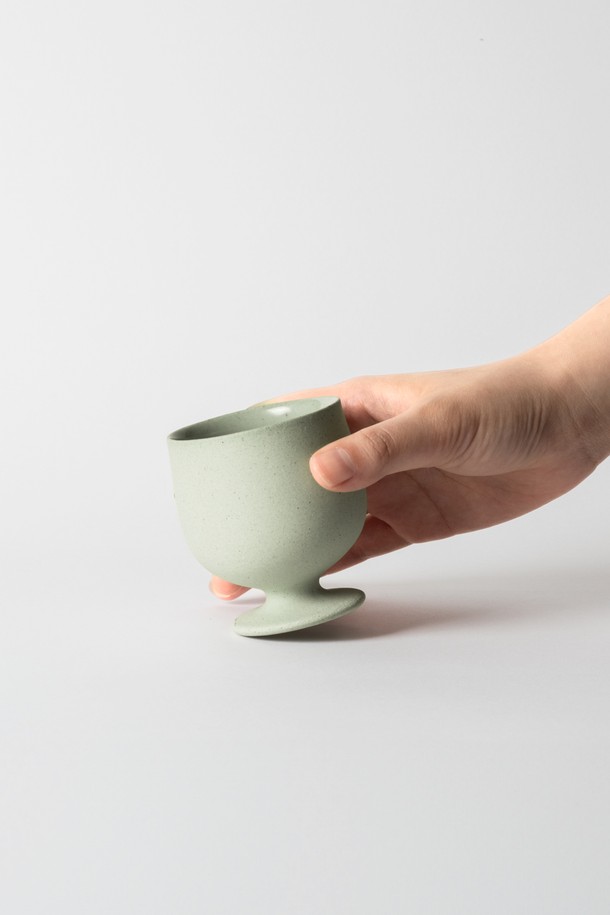 세라믹 소재의 고블렛 150ml (3colors)는 음료와 디저트를 담기 좋은 다용도 컵입니다. 블루, 베이지, 그린 3가지 색상으로 출시되어 취향에 맞게 선택할 수 있습니다. 전자레인지, 식기세척기 사용이 가능하며, 외부 무광, 내부 유광 마감으로 고급스러운 디자인을 자랑합니다. 립스틱 자국 방지 기능과 편안한 그립감으로 실용성을 높였으며, 자연스러운 클레이 질감이 테이블 세팅에 은은한 멋을 더합니다. 안전한 소재로 제작되어 안심하고 사용할 수 있는 고블렛입니다.
