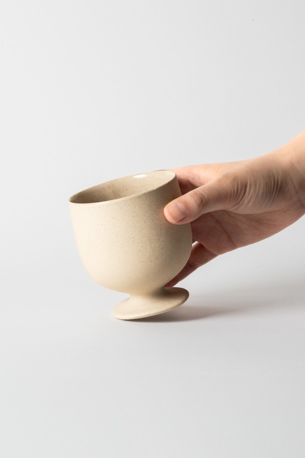 고블렛 250ml (3colors)는 심플하고 미니멀한 디자인의 세라믹 음료용 잔입니다. 블루, 베이지, 그린 3가지 색상으로 제공되며, 손에 잡기 편안한 그립감을 자랑합니다. 무광 표면에 내부 유약 처리와 외부 발수 처리가 되어 있어 실용적이며, 립스틱 자국 방지 기능으로 사용과 관리가 용이합니다. 전자레인지와 식기세척기 사용이 가능하며, 자연스러운 흙 질감과 부드러운 곡선, 견고하고 안정적인 실루엣이 특징입니다.
