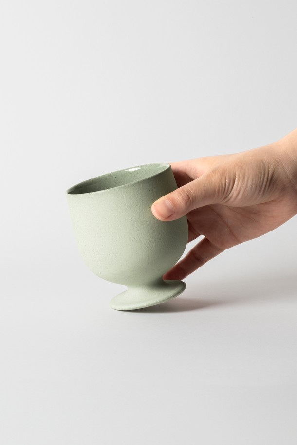 **고블렛 250ml (3colors)**는 견고한 실루엣과 부드러운 곡선이 돋보이는 도자기 고블렛입니다. 블루, 베이지, 그린 3가지 색상으로 만나볼 수 있으며, 50ml, 150ml, 250ml 다양한 용량 옵션이 있습니다. 외부 발수 처리와 내부 매끄러운 유약 마감으로 위생적인 사용이 가능하며, 오염을 방지합니다. 자연스러운 표면 질감과 부드러운 감촉, 단단한 재질로 음료용은 물론 테이블 스타일링에도 활용하기 좋습니다.
