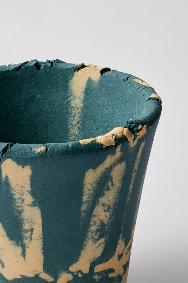 플랜트 팟 12. Namsan (남산) 도자기 화분은 도시의 색감을 담아낸, 개성 넘치는 디자인의 화분입니다. 고화도 도자기로 제작되어 단단하고, 통기성이 뛰어나 식물의 건강한 뿌리 환경을 조성합니다. 자연스러운 틈새 테두리와 다채로운 표면 무늬는 각기 다른 매력을 선사하며, 흙의 습도에 따라 변화하는 무늬는 특별함을 더합니다. 재활용 가능한 지속 가능한 제품으로, 실내 식물 재배는 물론 공간 오브제로서도 활용 가치가 높습니다. 세상에 하나뿐인 플랜트 팟으로 당신의 공간에 특별함을 더해보세요.
