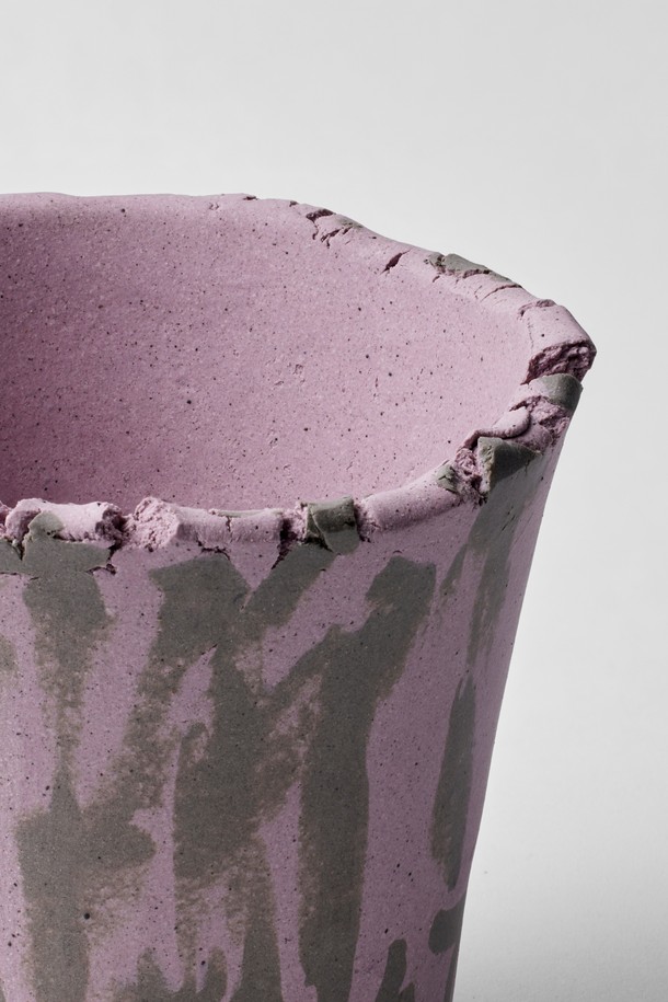 플랜트 팟 12. Fog (포그)는 도시의 색감을 담아낸 도자기 화분입니다. 다양한 무늬와 디테일, 자연스러운 틈어진 테두리가 돋보이며, Size 12와 Size 14 두 가지 사이즈로 제공됩니다. 재활용 소재를 사용하여 지속 가능성을 높였으며, 토분보다 단단하고 통기성이 뛰어나 식물의 건강한 뿌리 환경을 조성합니다. 실내 식물 재배와 공간 오브제 활용에 적합하며, 매력적인 디자인으로 실내 분위기를 한층 더 풍성하게 만들어줍니다.
