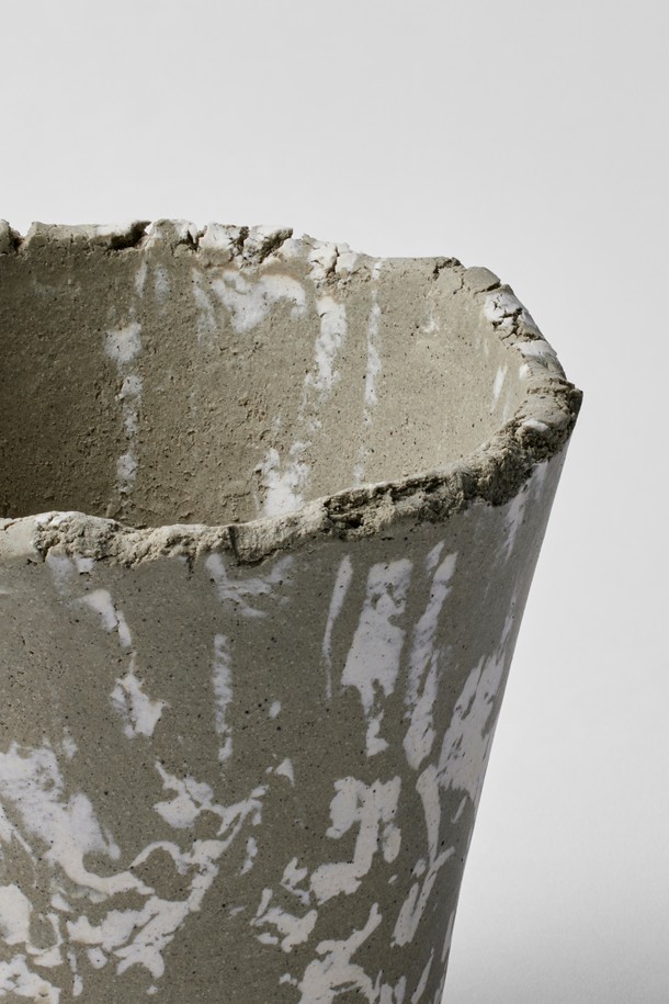 플랜트 팟 12. 제이드 - 도자기 화분은 도시의 색감을 담아낸 아름다운 도자기 화분입니다. "남산", "브릭", "포그", "아스팔트", "제이드", "오크", "루타일"의 7가지 다채로운 컬러로 제공되어, 각기 다른 개성을 표현합니다. 고화도 도자기를 사용하여 제작되었으며, 자연스러운 무늬와 테두리 디자인, 뛰어난 통기성을 자랑합니다. 식물의 건강한 성장을 돕는 동시에, 실내 인테리어 오브제로서 공간에 은은한 매력을 더합니다. 재활용 소재를 사용하여 지속 가능한 가치를 실현합니다.
