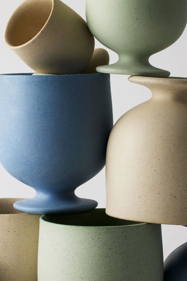 고블렛 150ml. 그린은 미니멀한 곡선형 디자인의 도자기 고블렛입니다. 150ml 용량으로 음료, 에스프레소, 주류 등 다양한 용도로 활용 가능합니다. 외부 발수 처리와 내부 유약 처리로 사용 편의성을 높였으며, 재활용 소재 10%를 함유하여 친환경적입니다. 전자레인지 및 식기세척기 사용이 가능하며, 외부에서는 자연스러운 점토 질감을, 내부에서는 매끄러운 유약 질감을 느낄 수 있습니다. 유해물질 안전 검사를 완료했으며, 직화 사용은 불가합니다.
