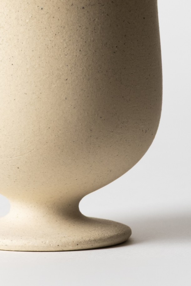 **고블렛 150ml (3colors)**

세라믹 소재로 제작된 고블렛 150ml는 블루, 베이지, 그린 3가지 색상으로 제공됩니다. 곡선형 디자인과 자연스러운 표면 질감으로 부드러운 분위기를 연출하며, 와인, 차, 아이스크림 등 다양한 음료 및 디저트를 담기에 적합합니다. 내부 유약 처리로 위생적이며, 외부 무유약 마감으로 자연스러운 질감을 살렸습니다. 전자레인지와 식기세척기 사용이 가능하며, 립스틱 자국 방지 기능과 실용적인 사이즈로 편리하게 사용 가능합니다.
