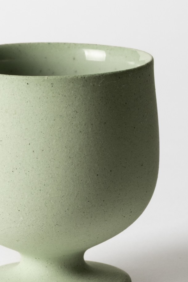 세라믹 소재의 고블렛 150ml (3colors)는 음료와 디저트를 담기 좋은 다용도 컵입니다. 블루, 베이지, 그린 3가지 색상으로 출시되어 취향에 맞게 선택할 수 있습니다. 전자레인지, 식기세척기 사용이 가능하며, 외부 무광, 내부 유광 마감으로 고급스러운 디자인을 자랑합니다. 립스틱 자국 방지 기능과 편안한 그립감으로 실용성을 높였으며, 자연스러운 클레이 질감이 테이블 세팅에 은은한 멋을 더합니다. 안전한 소재로 제작되어 안심하고 사용할 수 있는 고블렛입니다.
