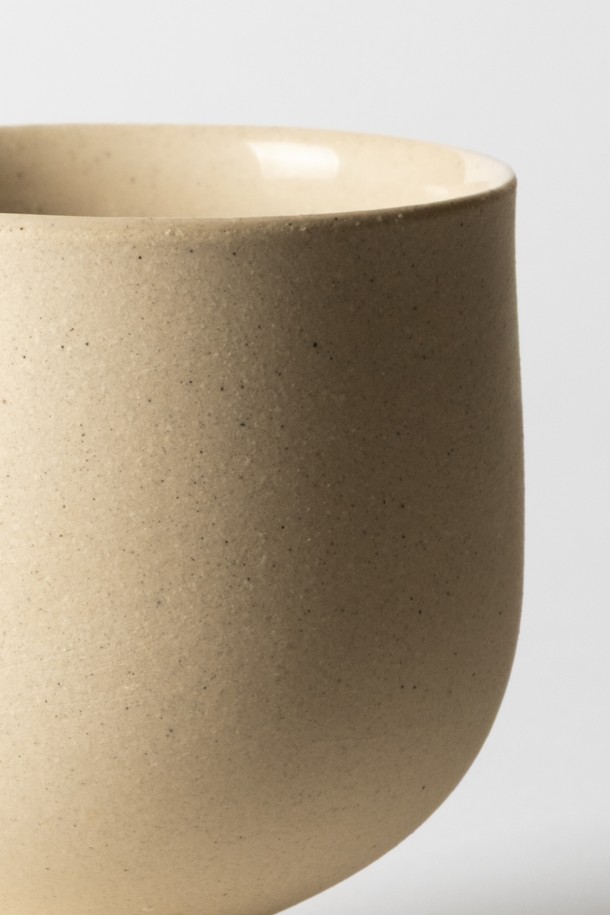 고블렛 250ml (3colors)는 심플하고 미니멀한 디자인의 세라믹 음료용 잔입니다. 블루, 베이지, 그린 3가지 색상으로 제공되며, 손에 잡기 편안한 그립감을 자랑합니다. 무광 표면에 내부 유약 처리와 외부 발수 처리가 되어 있어 실용적이며, 립스틱 자국 방지 기능으로 사용과 관리가 용이합니다. 전자레인지와 식기세척기 사용이 가능하며, 자연스러운 흙 질감과 부드러운 곡선, 견고하고 안정적인 실루엣이 특징입니다.
